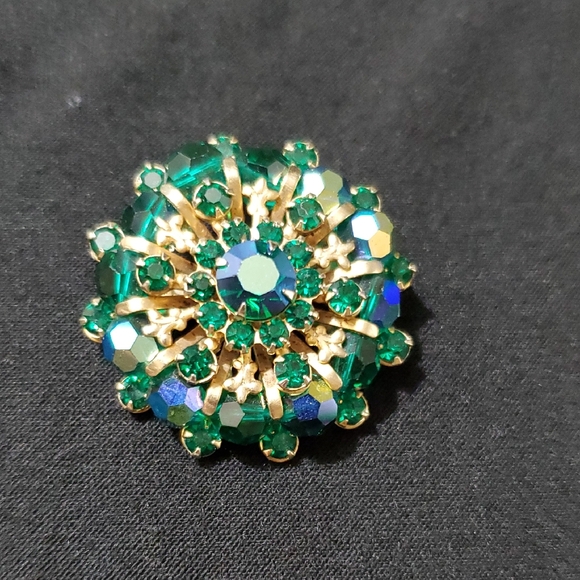 None Jewelry - Vintage Green Aurora Borealis Prong Set Crystal & Rhinestone Brooch Fleur De Lis